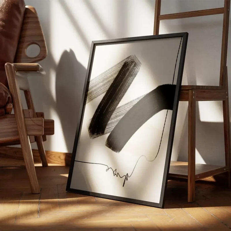 affiche avec coups de pinceau abstraits noirs et blancs et ligne noire sur fond encadre.webp