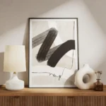 affiche avec coups de pinceau abstraits noirs et blancs et ligne noire sur fond meuble.webp