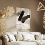 affiche avec coups de pinceau abstraits noirs et blancs et ligne noire sur fond salon.webp
