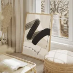 affiche avec coups de pinceau abstraits noirs et blancs et ligne noire sur fond salon beige.webp