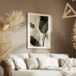 affiche avec de grandes feuilles de bananier vert fonce et blanc casse sur un fo salon.webp