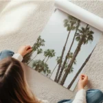 affiche avec de grands palmiers luxuriants setirant vers un ciel bleu clair natu en rouleau.webp