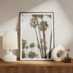 affiche avec de grands palmiers luxuriants setirant vers un ciel bleu clair natu meuble.webp