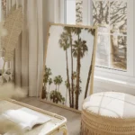 affiche avec de grands palmiers luxuriants setirant vers un ciel bleu clair natu salon beige.webp