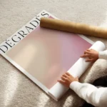 affiche avec degrade de couleurs orange rose et jaune aux textures granuleuses t enroule.webp