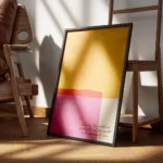 affiche avec des blocs de couleur jaune orange et rose fuchsia et la phrase lais encadre.webp