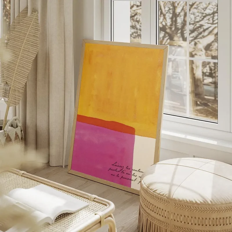 affiche avec des blocs de couleur jaune orange et rose fuchsia et la phrase lais salon beige.webp