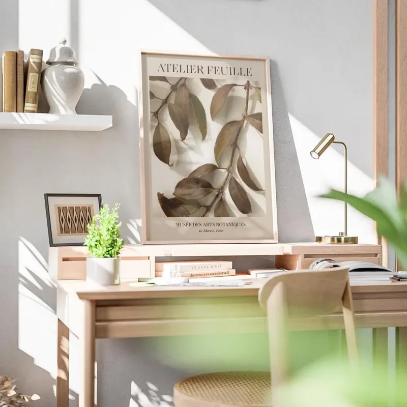 affiche avec des branches aux feuilles marron et vertes sur un fond beige titre bureau.webp