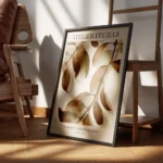 affiche avec des branches aux feuilles marron et vertes sur un fond beige titre encadre.webp