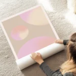 affiche avec des cercles pastel rose jaune et orange sur un fond beige typograph au sol.webp