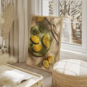 affiche avec des citrons jaunes entiers et coupes sur une assiette verte et un t salon beige.webp