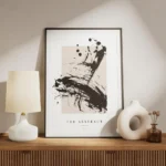 affiche avec des eclaboussures de peinture noire abstraite sur un fond beige et meuble.webp