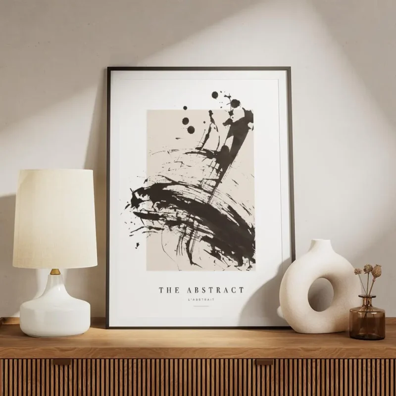 affiche avec des eclaboussures de peinture noire abstraite sur un fond beige et meuble.webp