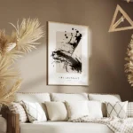 affiche avec des eclaboussures de peinture noire abstraite sur un fond beige et salon.webp