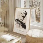 affiche avec des eclaboussures de peinture noire abstraite sur un fond beige et salon beige.webp