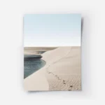 affiche avec des empreintes de pas suivant une dune de sable clair le long dune .webp