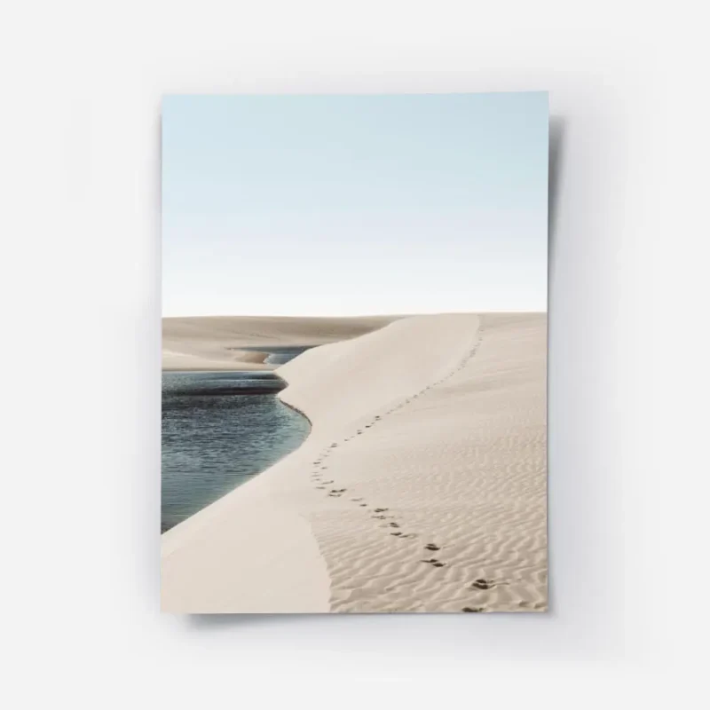 affiche avec des empreintes de pas suivant une dune de sable clair le long dune .webp