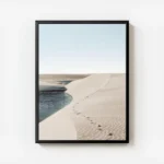 affiche avec des empreintes de pas suivant une dune de sable clair le long dune avec cadre.webp