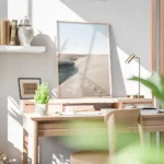 affiche avec des empreintes de pas suivant une dune de sable clair le long dune bureau.webp