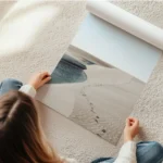 affiche avec des empreintes de pas suivant une dune de sable clair le long dune en rouleau.webp