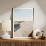 affiche avec des empreintes de pas suivant une dune de sable clair le long dune meuble.webp