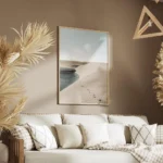 affiche avec des empreintes de pas suivant une dune de sable clair le long dune salon.webp