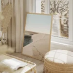 affiche avec des empreintes de pas suivant une dune de sable clair le long dune salon beige.webp