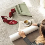 affiche avec des escarpins rouges brillants un livre ouvert et une tasse de cafe au sol.webp