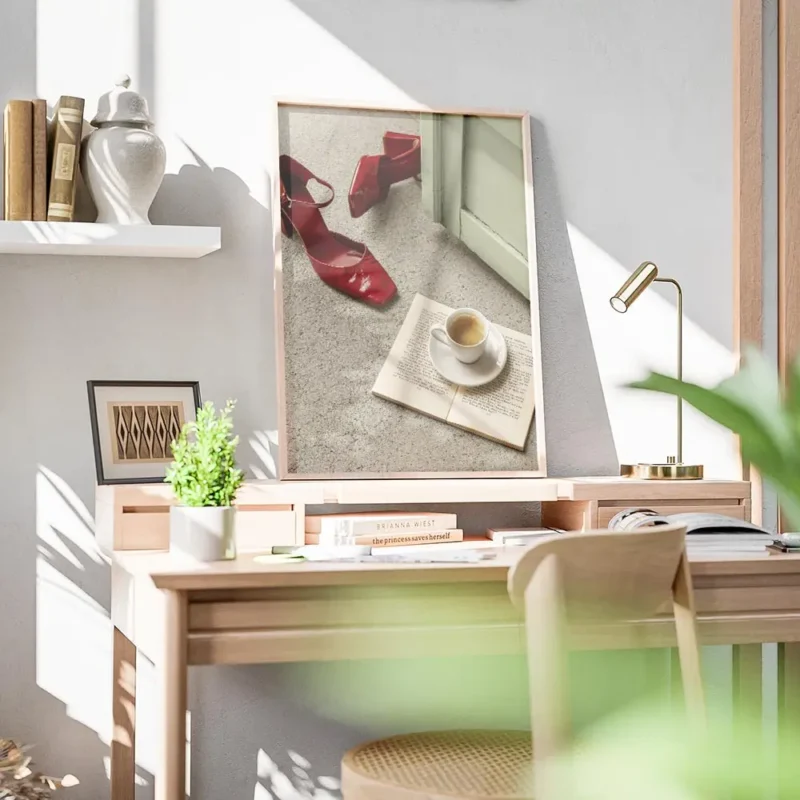 affiche avec des escarpins rouges brillants un livre ouvert et une tasse de cafe bureau.webp