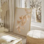 affiche avec des feuilles beiges et roses en cascade sur une branche sur un fond salon beige.webp