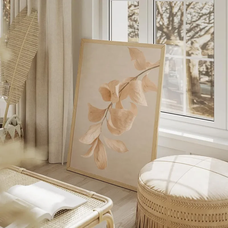 affiche avec des feuilles beiges et roses en cascade sur une branche sur un fond salon beige.webp