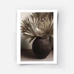 affiche avec des feuilles beiges sechees dans un vase rustique marron style bohe.webp