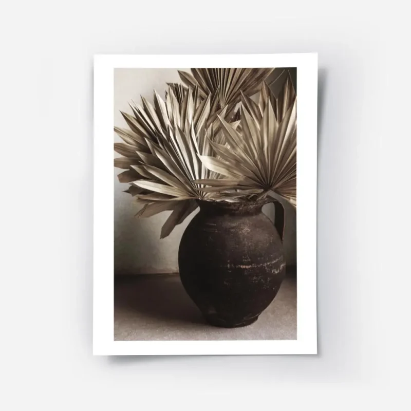 affiche avec des feuilles beiges sechees dans un vase rustique marron style bohe.webp