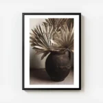 affiche avec des feuilles beiges sechees dans un vase rustique marron style bohe avec cadre.webp