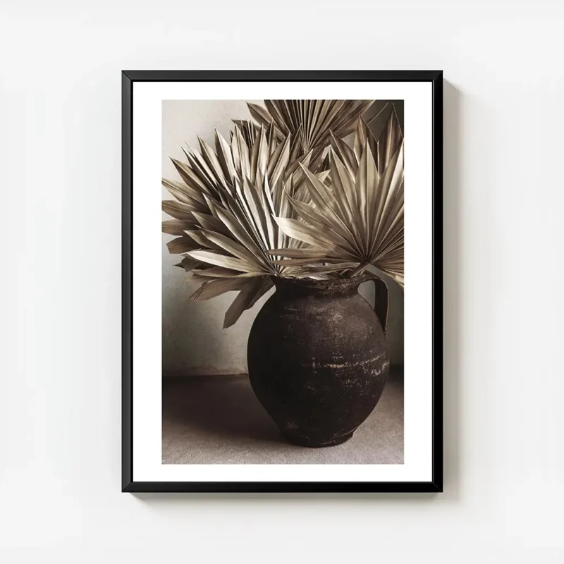 affiche avec des feuilles beiges sechees dans un vase rustique marron style bohe avec cadre.webp