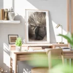 affiche avec des feuilles beiges sechees dans un vase rustique marron style bohe bureau.webp