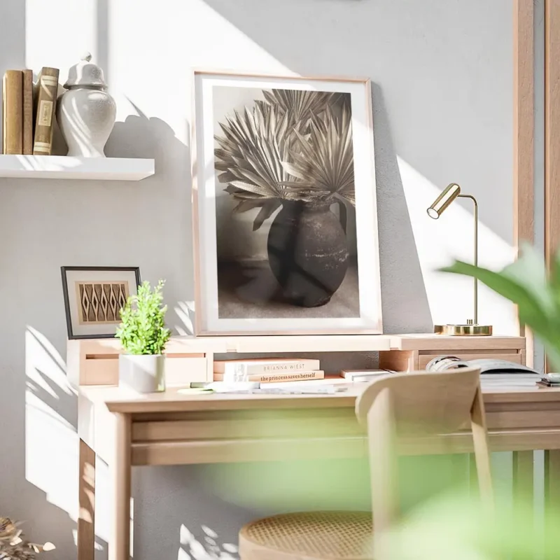 affiche avec des feuilles beiges sechees dans un vase rustique marron style bohe bureau.webp