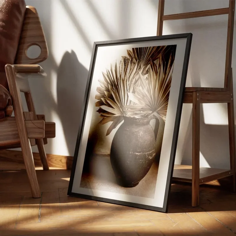 affiche avec des feuilles beiges sechees dans un vase rustique marron style bohe encadre.webp