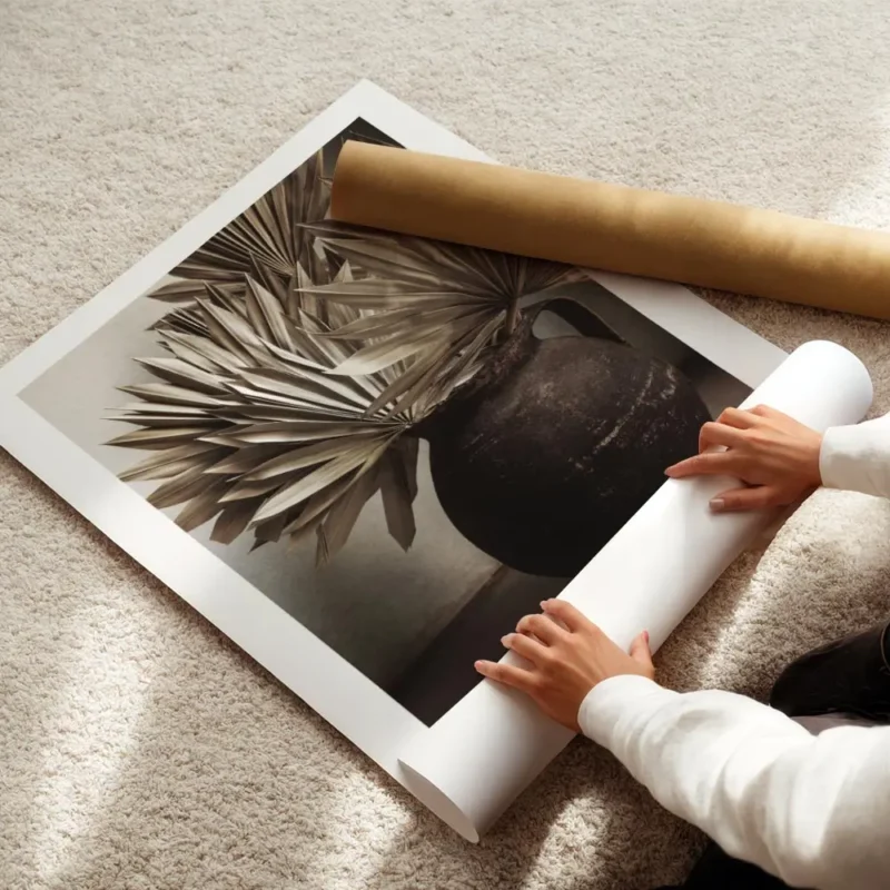 affiche avec des feuilles beiges sechees dans un vase rustique marron style bohe enroule.webp