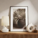 affiche avec des feuilles beiges sechees dans un vase rustique marron style bohe meuble.webp