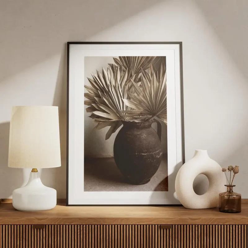 affiche avec des feuilles beiges sechees dans un vase rustique marron style bohe meuble.webp
