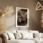 affiche avec des feuilles beiges sechees dans un vase rustique marron style bohe salon.webp