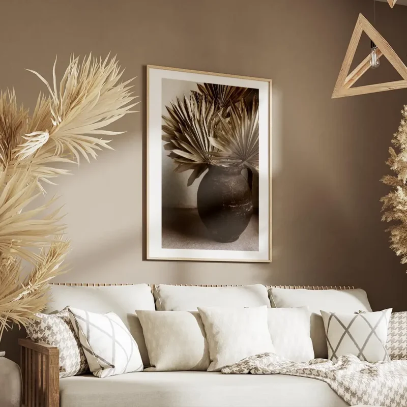 affiche avec des feuilles beiges sechees dans un vase rustique marron style bohe salon.webp