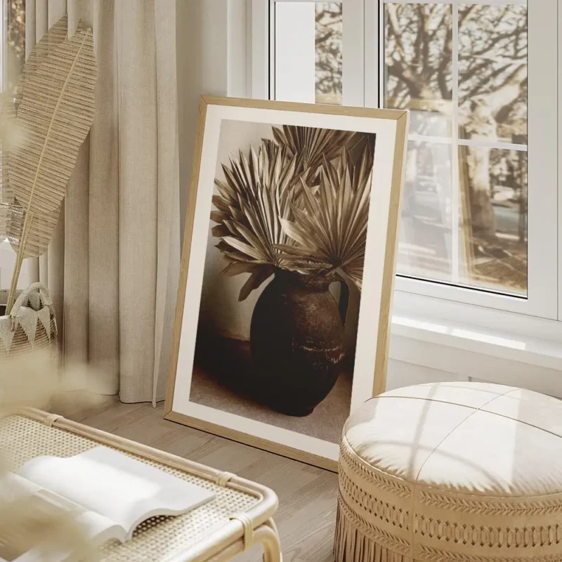 affiche avec des feuilles beiges sechees dans un vase rustique marron style bohe salon beige.webp