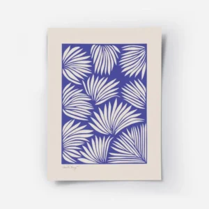 affiche avec des feuilles de palmier beiges sur fond bleu style art abstrait.webp
