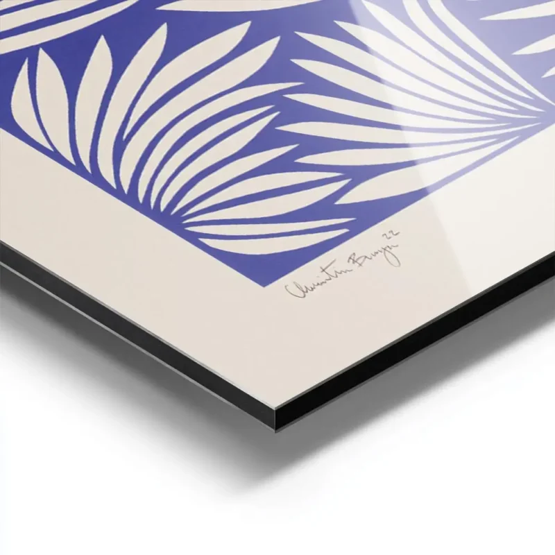 affiche avec des feuilles de palmier beiges sur fond bleu style art abstrait aluminium.webp