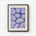 affiche avec des feuilles de palmier beiges sur fond bleu style art abstrait avec cadre.webp
