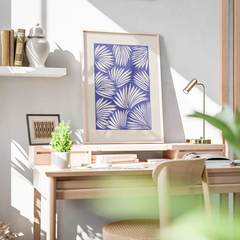 affiche avec des feuilles de palmier beiges sur fond bleu style art abstrait bureau.webp