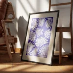 affiche avec des feuilles de palmier beiges sur fond bleu style art abstrait encadre.webp