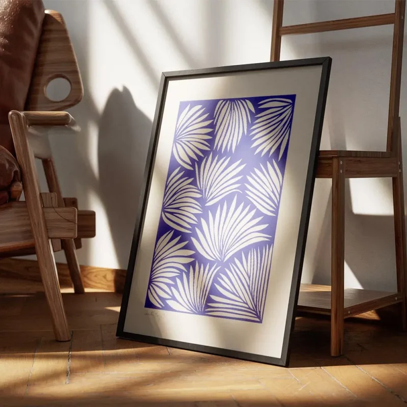 affiche avec des feuilles de palmier beiges sur fond bleu style art abstrait encadre.webp